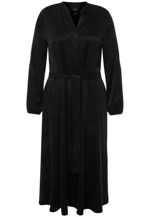 Zwarte satijnen jurk met lange mouwen, V-hals en een ceintuur op de taille. Kenmerkt zich door een gladde textuur en een ontwerp tot aan de enkels.