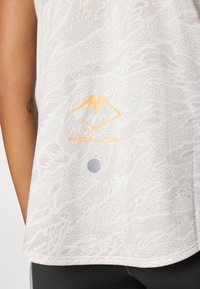 ASICS FUJITRAIL TANK WOMENS - Top - cream