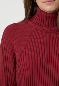 YAS MAVI - Pletené šaty - tibetan red