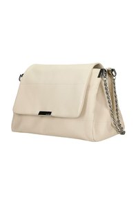 Beige leren handtas met een klepsluiting, textuur oppervlak en een zilveren kettingband. Voorzien van een klein merkplaatje aan de voorkant.
