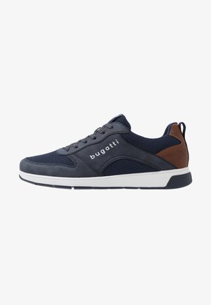 Pantofi sport de culoare bleumarin, realizati dintr-un mix de materiale din plasă și nubuc, cu o talpă albă, accente maronii și un design cu șireturi și elemente de brand.