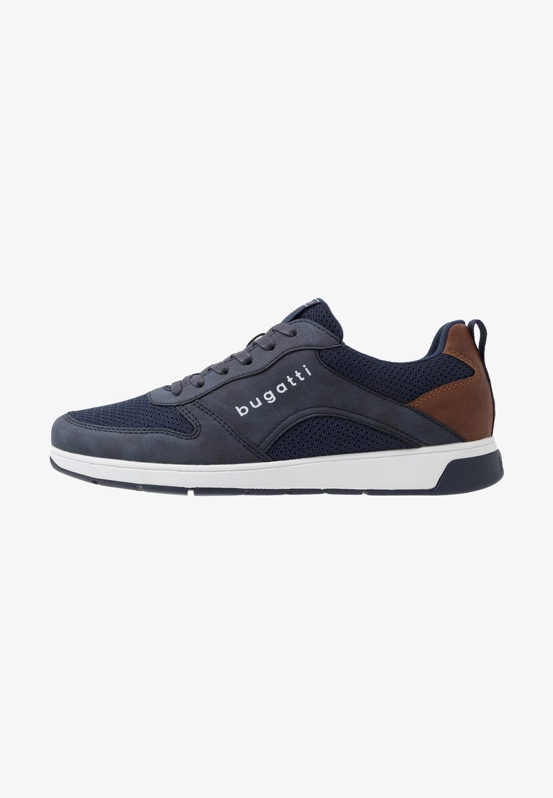 Pantofi sport de culoare bleumarin, realizati dintr-un mix de materiale din plasă și nubuc, cu o talpă albă, accente maronii și un design cu șireturi și elemente de brand.