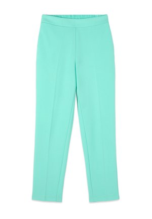Licht turquoise rechte broek met elastische tailleband en een kreukdetail aan de voorkant van elke pijp op een witte achtergrond.