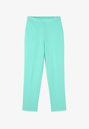 Licht turquoise rechte broek met elastische tailleband en een kreukdetail aan de voorkant van elke pijp op een witte achtergrond.