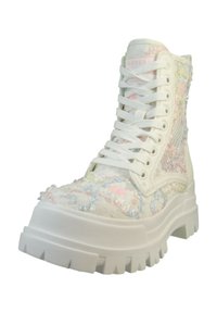 Botine albe cu șireturi, cu o talpă masivă, având un design brodat cu flori în culori pastel și accente din material texturat.