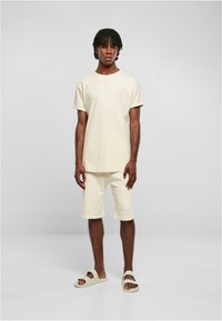 Urban Classics SHAPED TURNUP  - Camiseta básica - whitesand