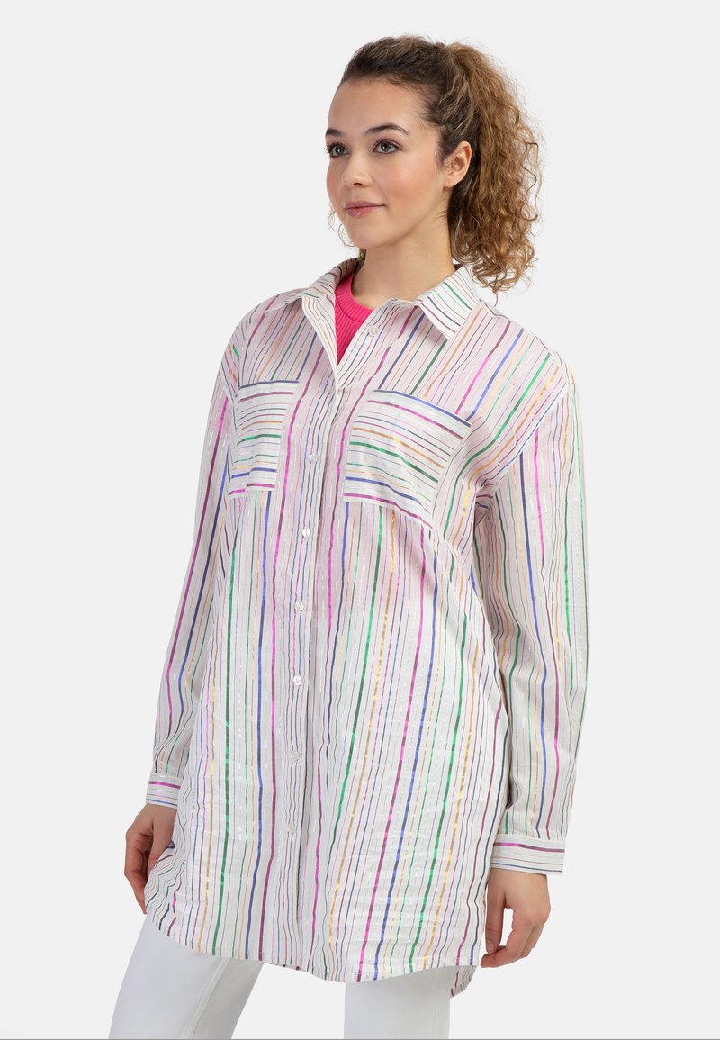 Camicia button-up a maniche lunghe in tessuto bianco trasparente con fantasia a righe verticali colorate, dotata di due taschini sul petto e colletto.