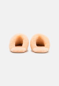 UGG SCUFFETTE II - Chinelos - peach fuzz