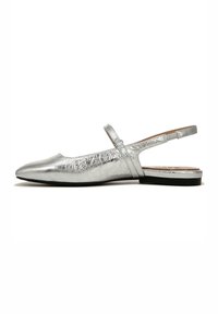 Ballerine slingback in pelle metallica argento, design a punta, con una fascia stretta e tacco basso, con superficie strutturata.