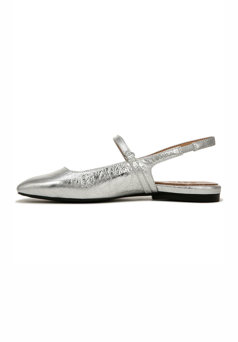 Ballerine slingback in pelle metallica argento, design a punta, con una fascia stretta e tacco basso, con superficie strutturata.