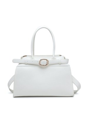 Sac à main structuré blanc avec poignées supérieures, une bandoulière amovible et une ceinture décorative avec une boucle ovale dorée.
