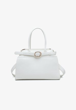 Witte gestructureerde handtas met bovenhandvatten, een afneembare schouderriem en een decoratieve riem met een gouden ovale gesp.