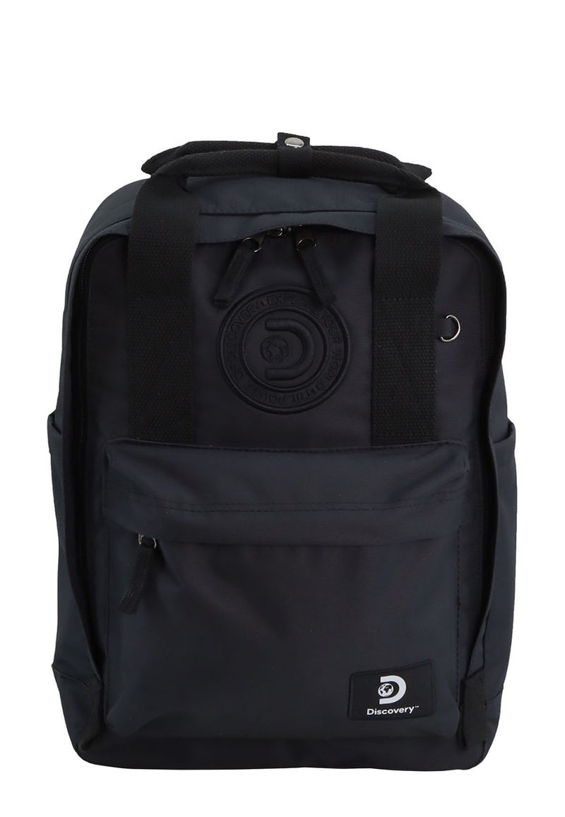 Zaino nero realizzato in tessuto resistente con due spallacci, una tasca frontale con zip e un logo circolare nella parte superiore.
