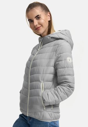 Veste matelassée gris avec capuche, dotée d'une fermeture éclair à l'avant, de deux poches latérales et d'un logo sur la manche gauche. Texture lisse et design léger.
