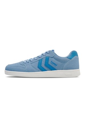 Lys blå ruskinds sneakers med blå accenter, der har et lavt design, rund tå, snørebånd foran og struktureret hvid gummisål.
