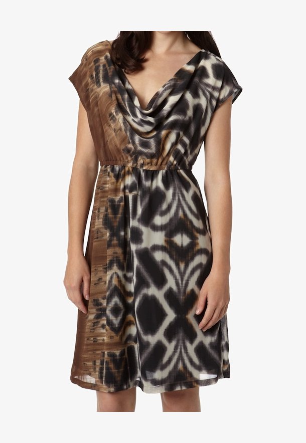 Kortærmet kjole med draperet halsudskæring, lavet af letvægtsstof med et abstrakt mønster i brunt, sort og hvidt. Elastisk talje.