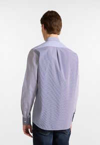 Blauw-wit geruit overhemd met een effen blauwe kraag en manchetten, met lange mouwen en een getailleerde pasvorm. Voorkeursstof van glad katoen.