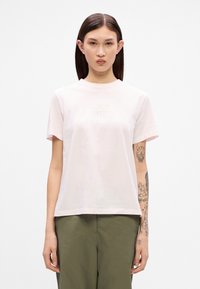 Ροζ βαμβακερό t-shirt με στρογγυλή λαιμόκοψη και κοντά μανίκια, που φέρει ανάγλυφο λογότυπο Calvin Klein στο στήθος. Λείος υφή.