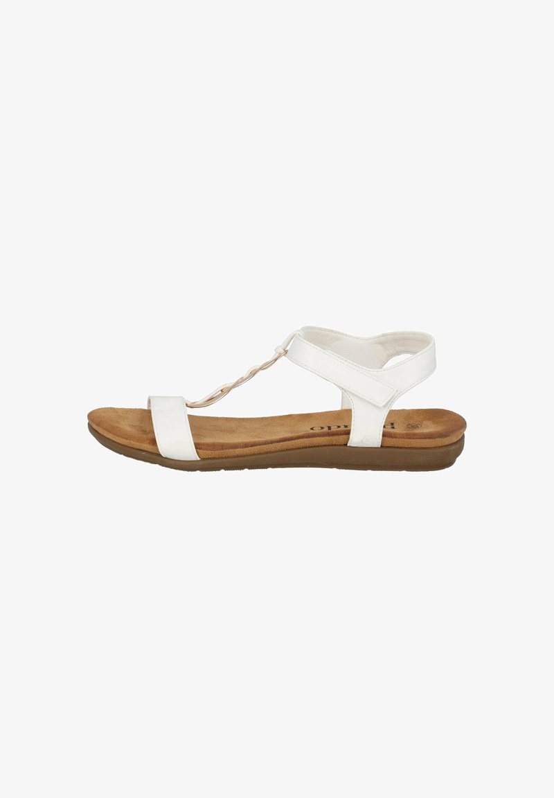 Weiße flache Sandalen mit einem Obermaterial aus Kunstleder, die ein T-Riemen-Design, einen rechteckigen Zehensteg und eine beige gepolsterte Fußbett aufweisen.