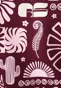 Bordeauxrode stof met witte patronen, waaronder palmbladeren, cactussen, varens en zonmotieven, met verschillende texturen en lijnstijlen.