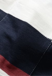 Tissu en coton avec des rayures horizontales blanches, bleu marine et bordeaux ; présente une texture lisse et des coutures contrastantes.