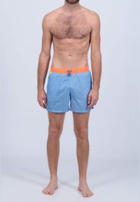 Shorts de bain bleu clair avec une texture à motif, ceinture élastique orange et fermeture à cordon. Conçus pour le confort et la flexibilité.