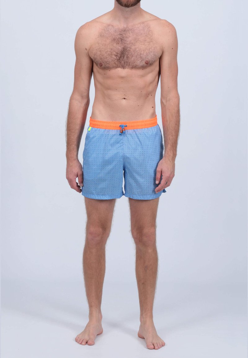 Shorts de bain bleu clair avec une texture à motif, ceinture élastique orange et fermeture à cordon. Conçus pour le confort et la flexibilité.