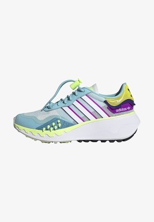 Scarpa sportiva con una tomaia in mesh blu chiaro, accenti viola e gialli, tre strisce bianche e una suola bianca testurizzata con tacchetti verdi.