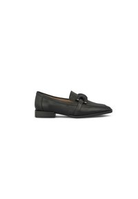 Mocassins en cuir noir avec un design à bout pointu, dotés d'une sangle décorative et d'accents en quincaillerie. Talon bas, en bloc, texture lisse.