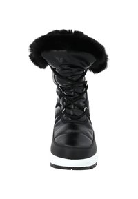 Botín negro impermeable con parte superior acolchada y brillante, puño de piel sintética y cordones negros. Presenta una suela gruesa de goma blanca y negra.