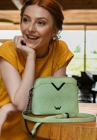 VUCH FOSSY MINI - Taška s příčným popruhem - mint