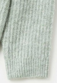 Svijetlozelena rebrasta pletenina s mekom teksturom, prikazuje vertikalne linije i blago pahuljastu površinu. Rubovi su nježno završeni.