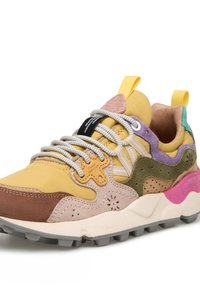 Sneaker multicolore con materiali gialli, rosa, verdi e marroni. Presenta una tomaia testurizzata, lacci bianchi e una suola in gomma con trazione.