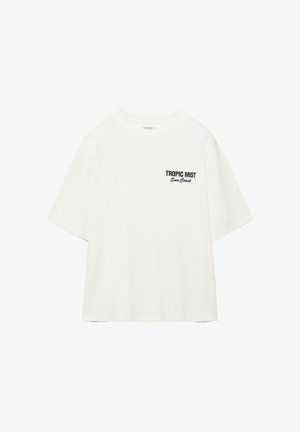 T-shirt bianca a maniche corte con la scritta nera "TROPIC MIST Sun Coast" stampata sulla parte superiore sinistra del petto.