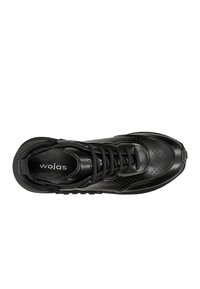 Scarpa sportiva nera con tomaia in pelle texturizzata, perforazioni per la traspirabilità e una robusta suola in gomma. Chiusura con lacci e branding visibile.