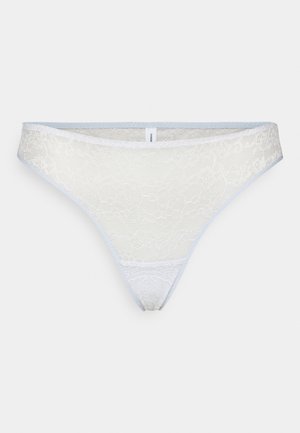 String en dentelle blanche avec des bordures bleu clair, présentant un motif floral et une texture douce. Taille élastique pour un confort optimal.