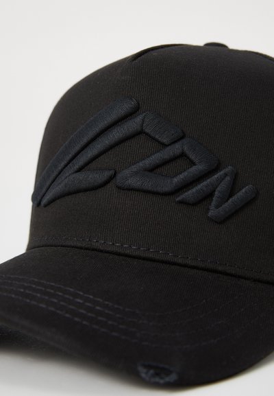 Casquette noire en tissu, arborant un logo noir en relief. Le design comprend une forme structurée avec une visière plate et des accents cousus.