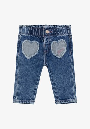 Dziecięce niebieskie dżinsy z elastycznym paskiem w talii, zapięciem na guzik oraz dwoma łatami w kształcie serca na przednich udach.