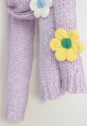 Adīta šalle no gaiši lavandas vilnas ar trim tamborētām ziedēm: baltu, zilu un dzeltenu ar zaļiem centriņiem, kas piešķir tekstūru un krāsu.