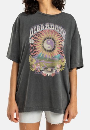 Oversized gray T-shirt made of cotton, featuring a colorful psychedelic graphic with a yin-yang symbol, sun rays, and floral accents.