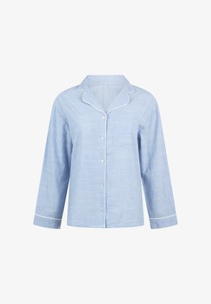 Camisa de pijama com riscas azuis e brancas, mangas longas, colarinho com corte em ângulo, fecho com botões, um bolso no peito, com acabamentos brancos no colarinho e punhos.