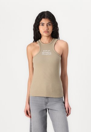 Khaki ribbed tankki, jossa on korkea kaula-aukko ja leikattu olkasuunnittelu. Jatkaa valkoista "REPLAY Montecarlo Camp Club" -logoa rinnassa.