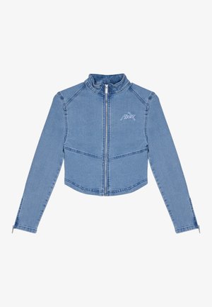 Lys blå beskåret denimjakke med lange ermer, glidelås foran, høyt krage og brodert logo på venstre bryst.