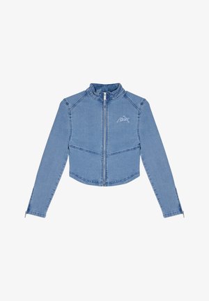 Veste en jean raccourcie de couleur bleu clair, avec des manches longues, une fermeture éclair sur le devant, un col haut et un logo brodé sur la poitrine gauche.