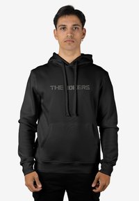 Sudadera con capucha negra que incluye un bolsillo delantero tipo canguro y cordones, con el texto "THE MOVERS" en un patrón contrastante en el pecho.