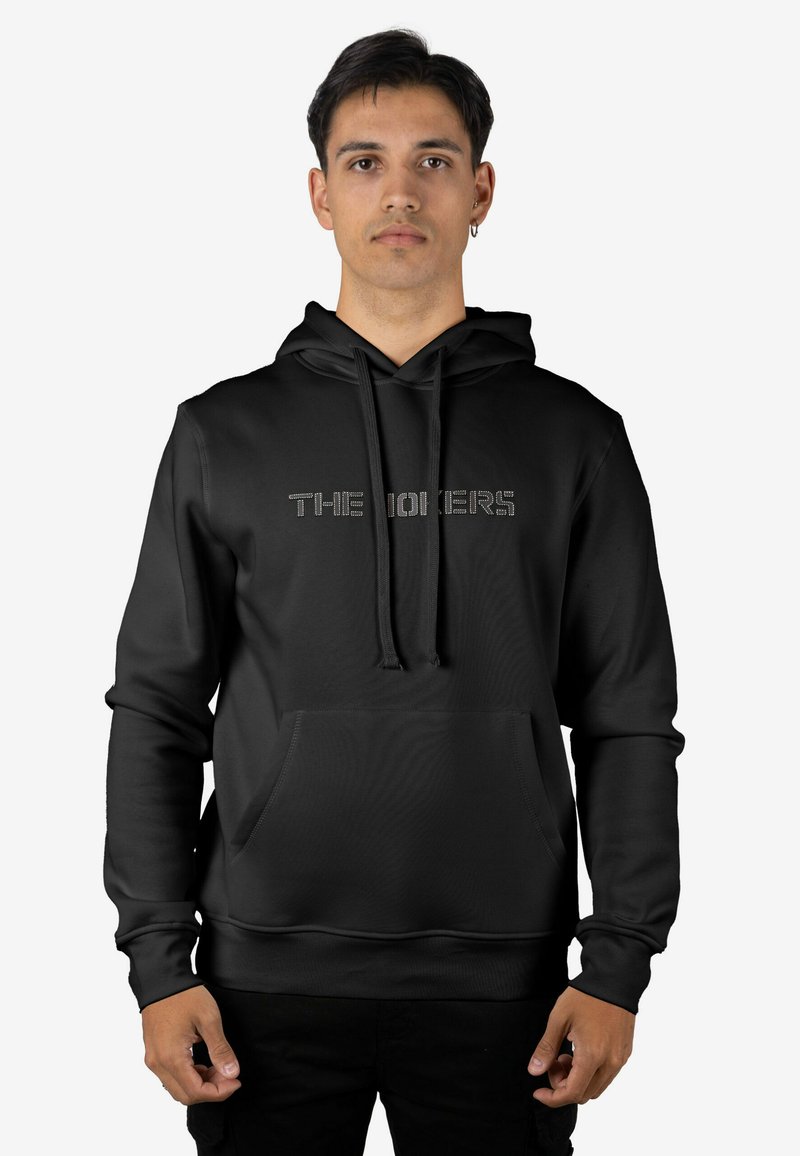 Sudadera con capucha negra que incluye un bolsillo delantero tipo canguro y cordones, con el texto "THE MOVERS" en un patrón contrastante en el pecho.