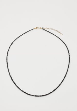 Sort perlekæde med små, facetterede perler på en tynd guld kæde, med en justerbar lås for størrelsesvariation.
