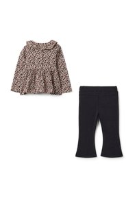 Langärmliges Oberteil mit einem rosa und schwarzen Herzmuster und einem Peter-Pan-Kragen, kombiniert mit schwarzen, ausgestellt geschnittenen Leggings. Weiche Stofftextur.