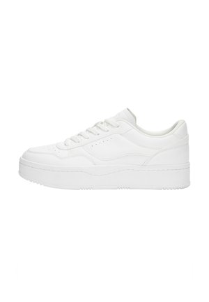 - Sneakersy niskie
