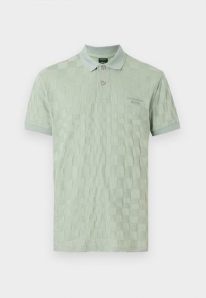 Heledast rohelisest polo-särgist, millel on peen ruudumuster, lühikesed varrukad, kaks nööpi ning vasakul rinnal väike "BOSS" logo.